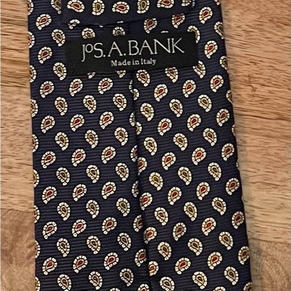 JOS A. BANK MEN’S NAVY BLUE, GREEN & RED 100% SILK NECKTIE/PRE-OWNED/UNCOMMON!! - Picture 2 of 2